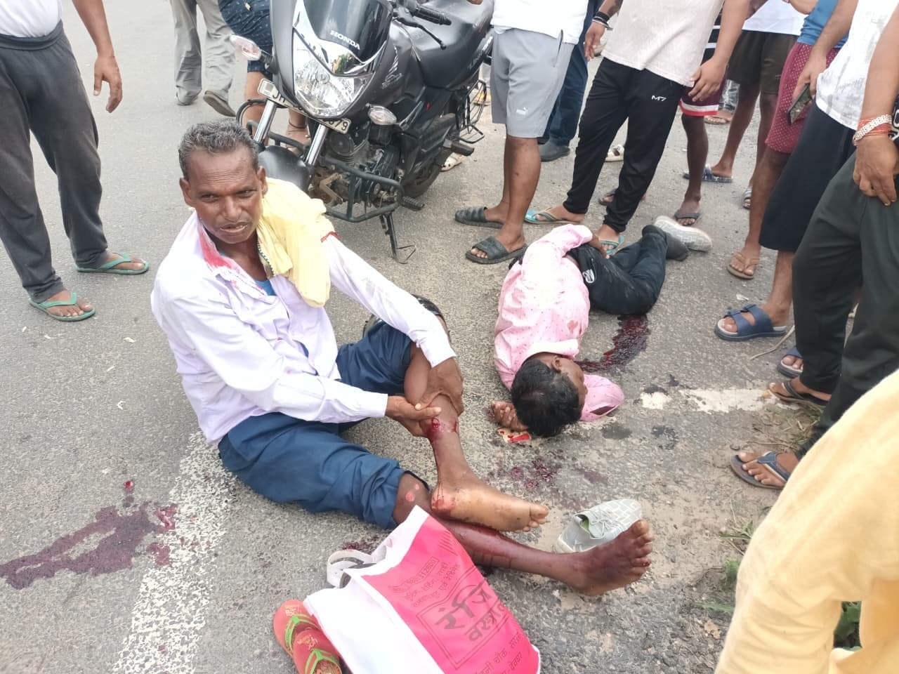 पिकअप से टकराई बाइक, एक बच्ची समेत तीन घायल