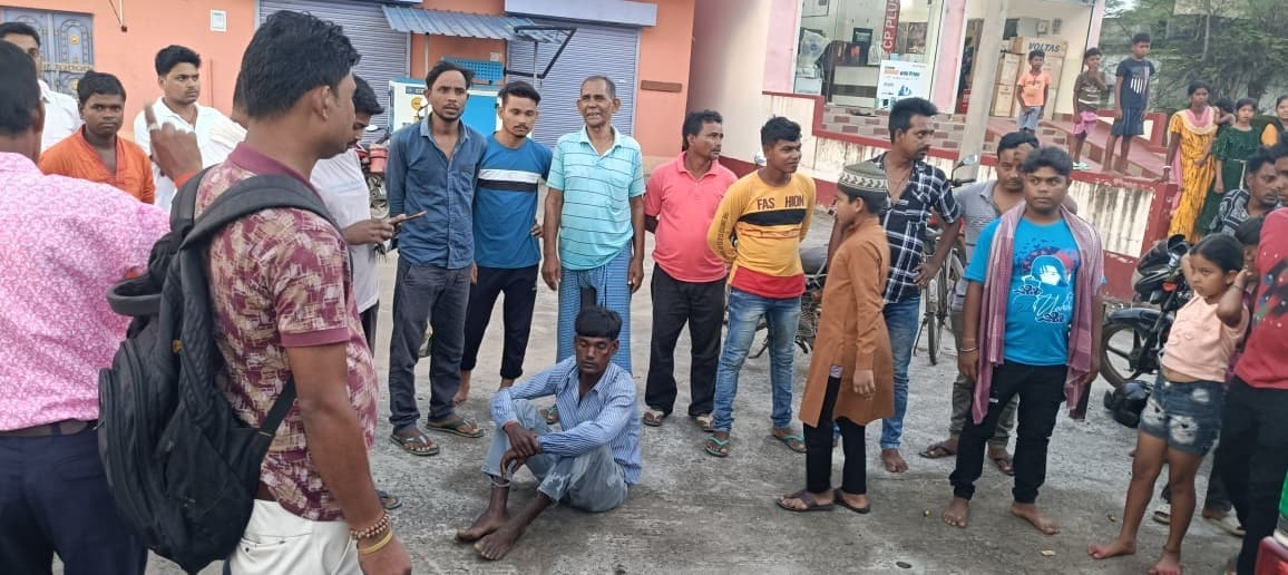 नशे में धुत बाइक सवार जानवर से टकराया, घायल