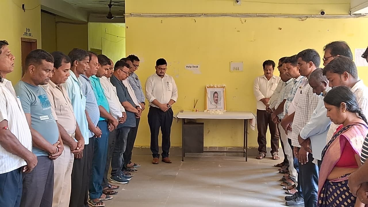 दिवंगत शिक्षा मंत्री को दी गयी भावभीनी श्रद्धांजलि