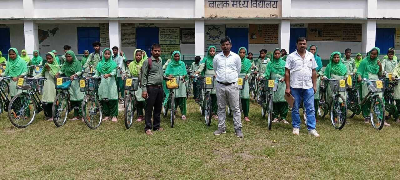 90 विद्यार्थियों के बीच साइकिलें वितरित