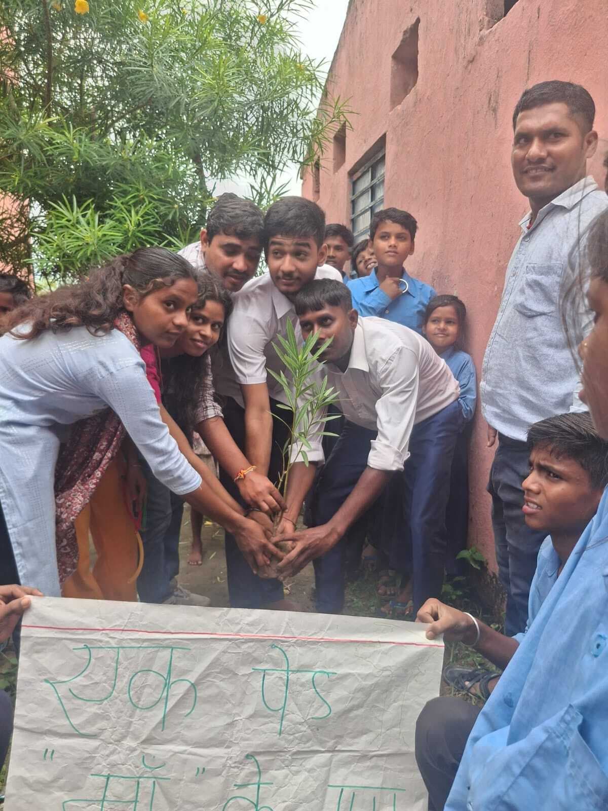 एक पेड़ मां के नाम अभियान के तहत लगाये पौधे