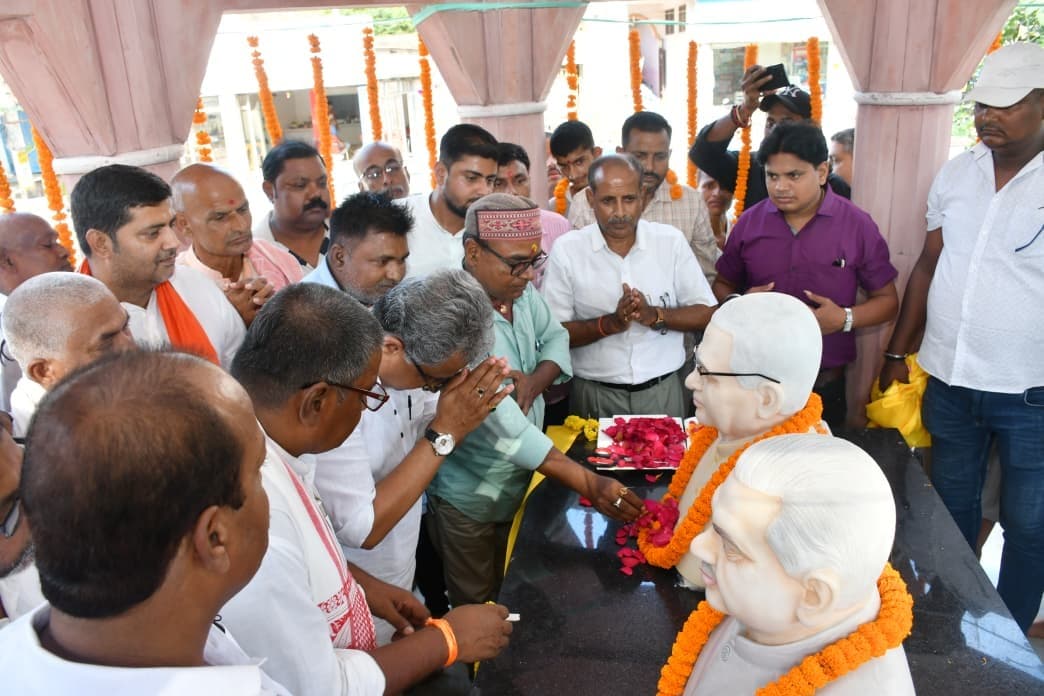 Madhubani News : पूर्व रेल मंत्री व पूर्व सीएम की प्रतिमा का किया अनावरण