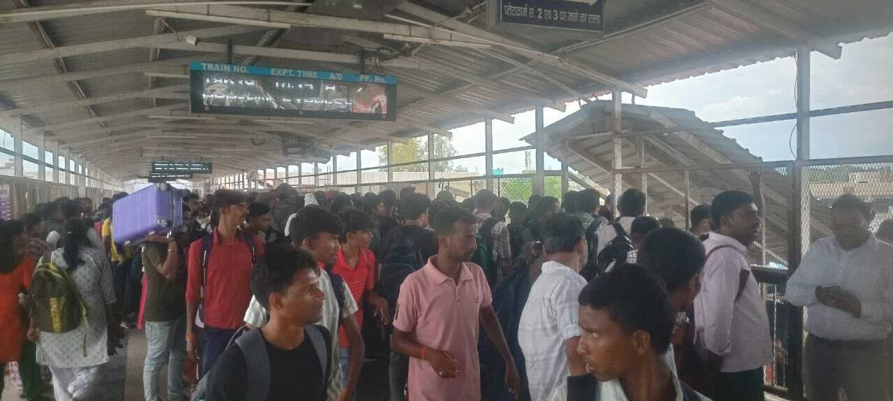 Gaya News : गया-कामाख्या एक्सप्रेस में बोगी गायब, यात्रियों ने किया हंगामा