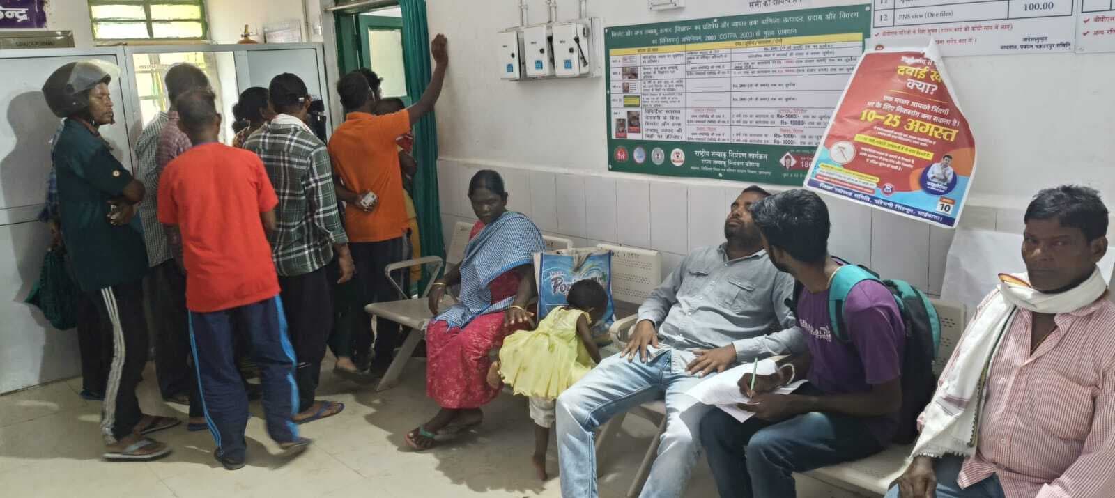 Chaibasa News : अनुमंडल अस्पताल के बेड फुल, बरामदे में हो रहा इलाज