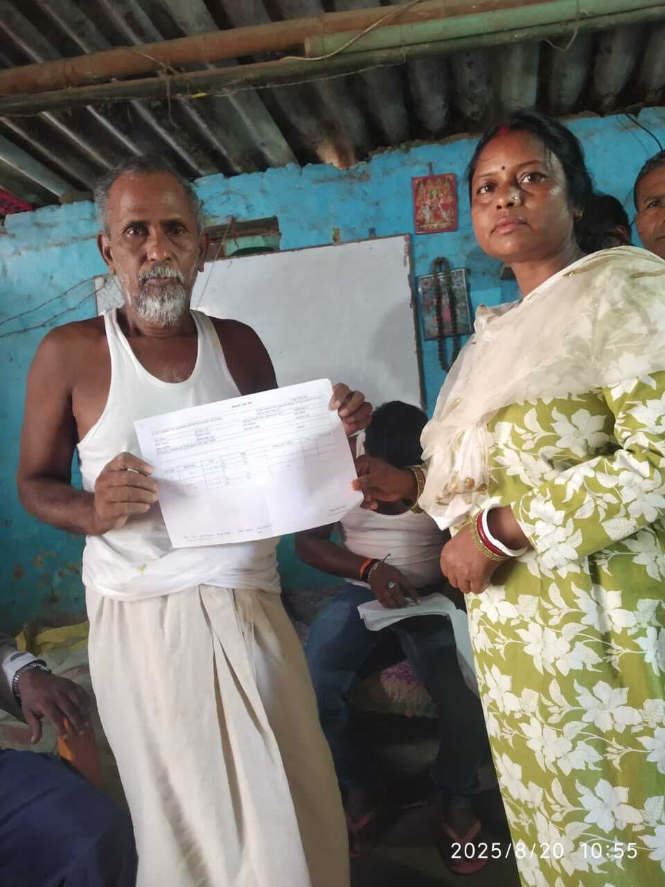 राजस्व महा अभियान- रैयतों के बीच बांटी जा रही जमाबंदी पंजी