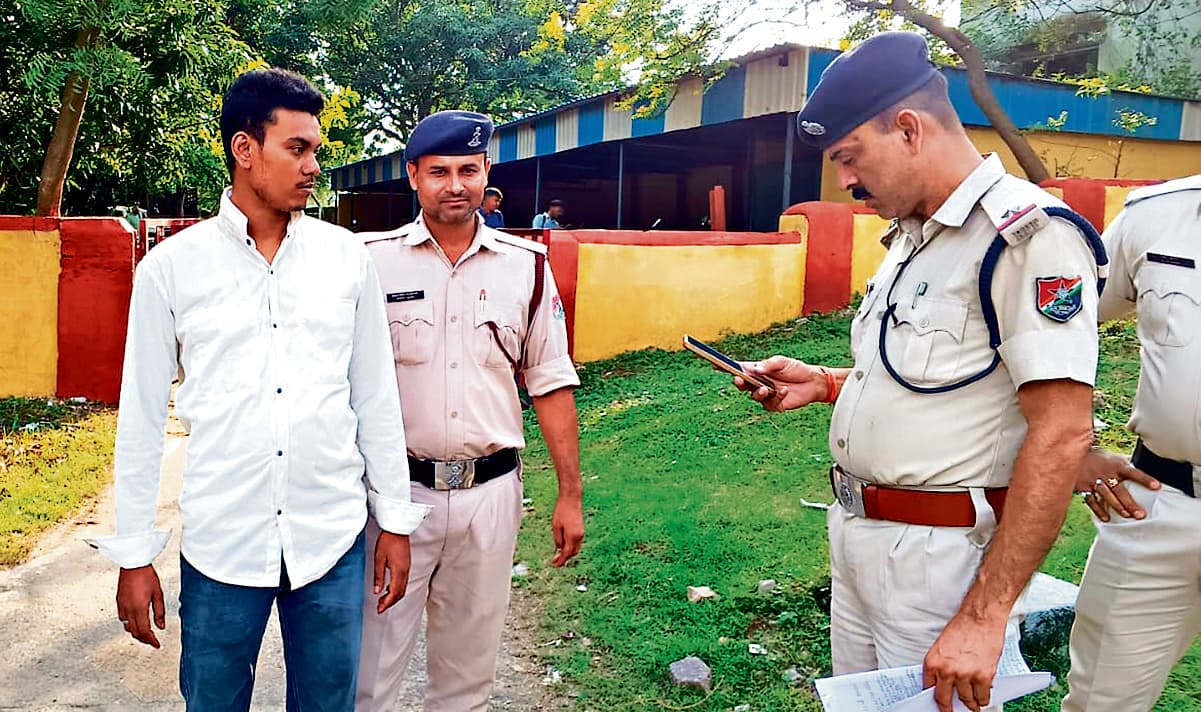 Chaibasa News : मोबाइल चोरी कर ट्रेन से कूदे युवक को आरपीएफ ने पकड़ा, संदिग्ध पाउडर मिला