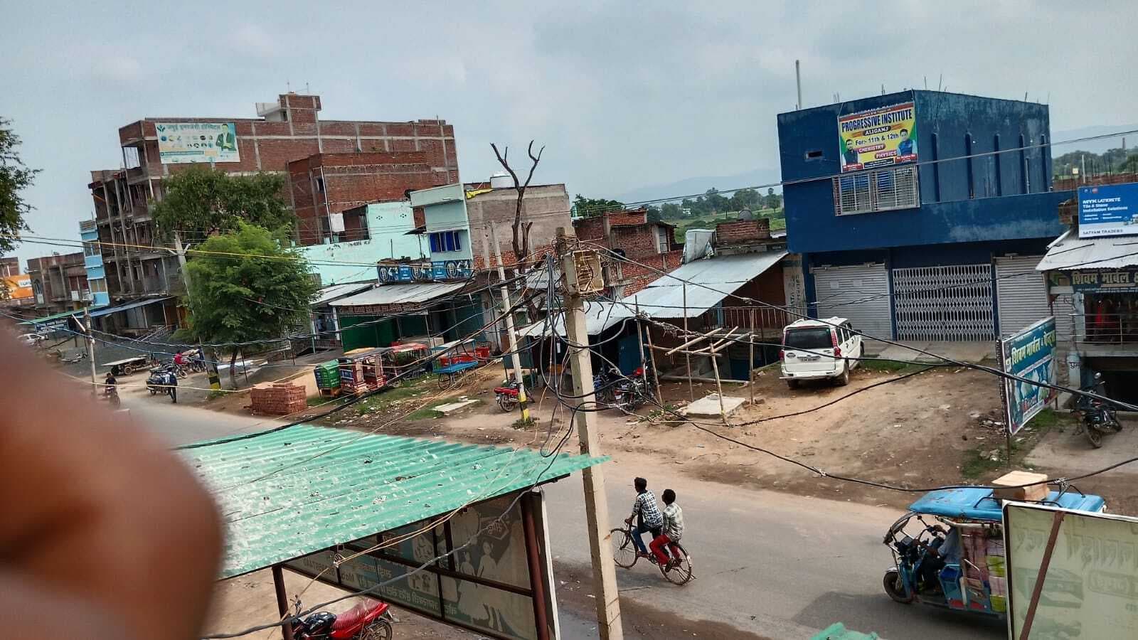 जगदंबा मार्केट के समीप महीनों से लटक रहे बिजली के तार, विभाग नहीं ले रहा सुधि