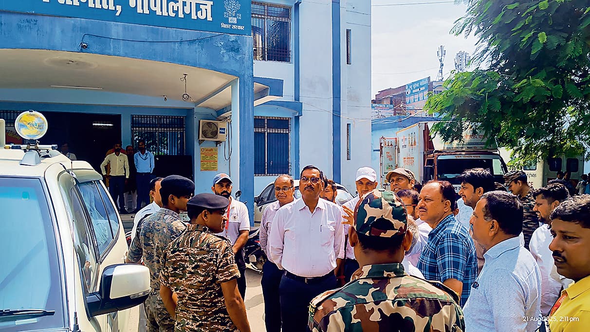 Gopalganj News : डीएम की जांच में ”बीमार” मिला सदर अस्पताल, डॉक्टर व स्वास्थ्यकर्मियों का काटा गया वेतन