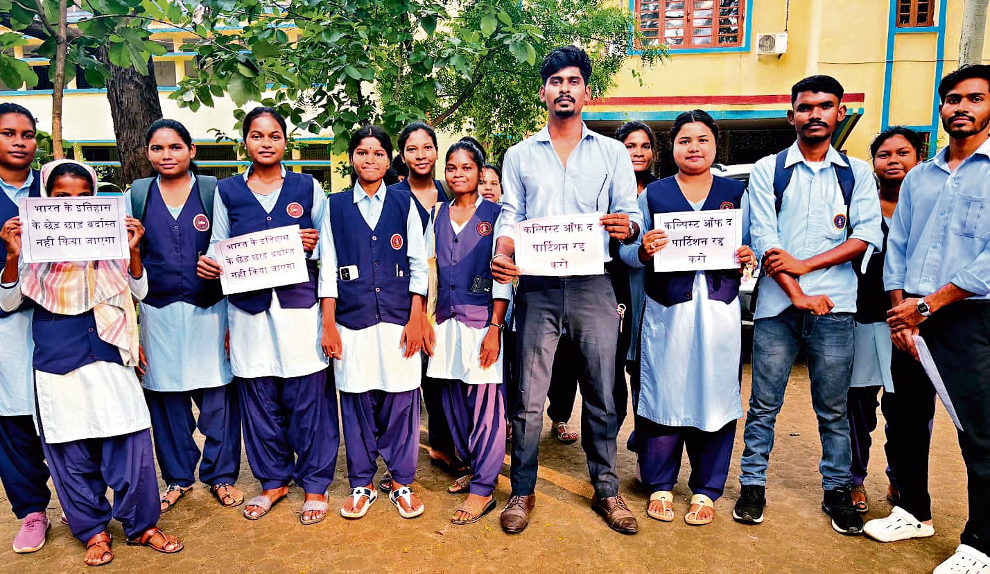 Chaibasa News : एनएसयूआइ ने इतिहास से छेड़छाड़ के आरोप में किया विरोध प्रदर्शन