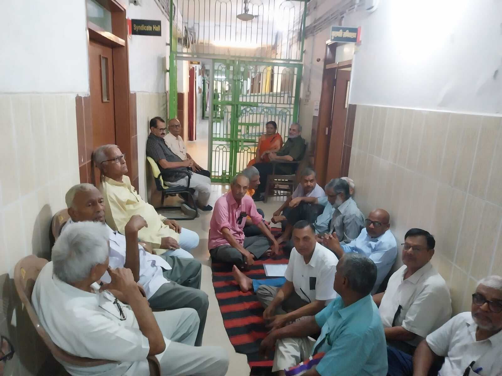 Bhagalpur News: टीएमबीयू : पेंशनरों ने कुलपति कार्यालय के सामने दिया धरना