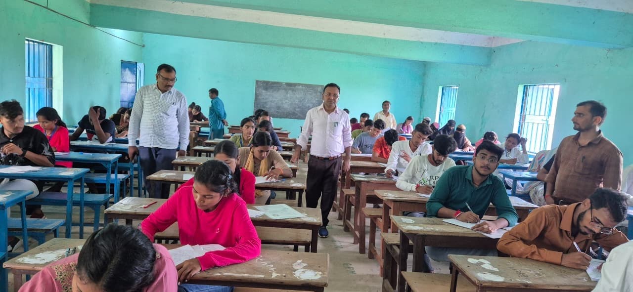 स्नातक सेमेस्टर टू परीक्षा के दूसरे दिन 14 परीक्षार्थी अनुपस्थित