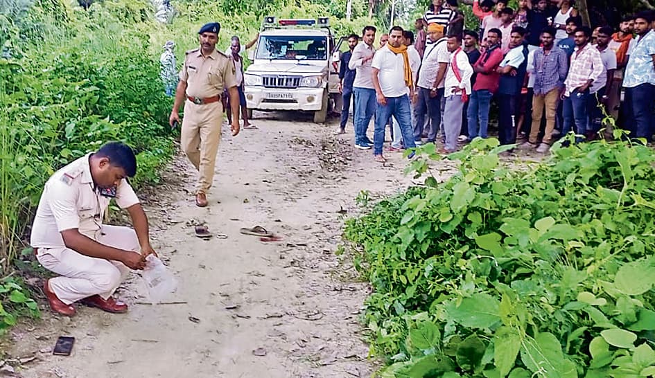 Gopalganj News : छात्र की हत्या की जांच करने देर रात पहुंचे एसपी, घटनास्थल पर जुटाये अहम साक्ष्य