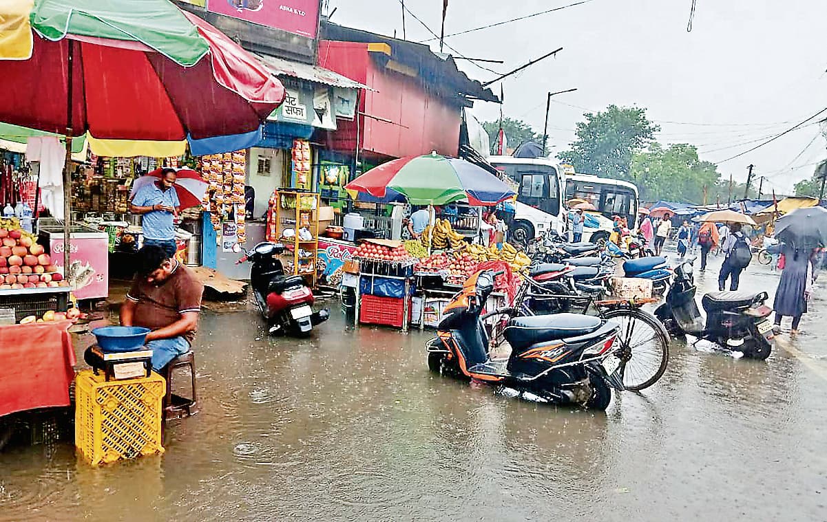 Chaibasa News : हर ओर पानी-पानी, हाट-बाजार में सन्नाटा, सड़कों पर जल जमाव