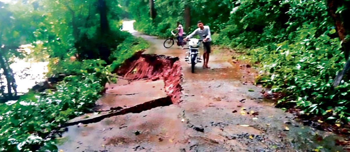 Chaibasa News : पहाड़ पर भूस्खलन से हतनाबुरु- मारागपोंगा सड़क बंद, परेशानी