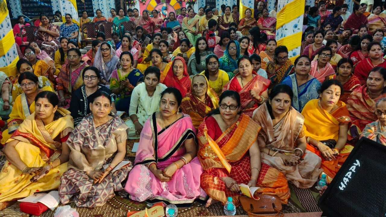 East Singhbhum News : मंगल आरती के बाद भजन-कीर्तन में उमड़े श्रद्धालु