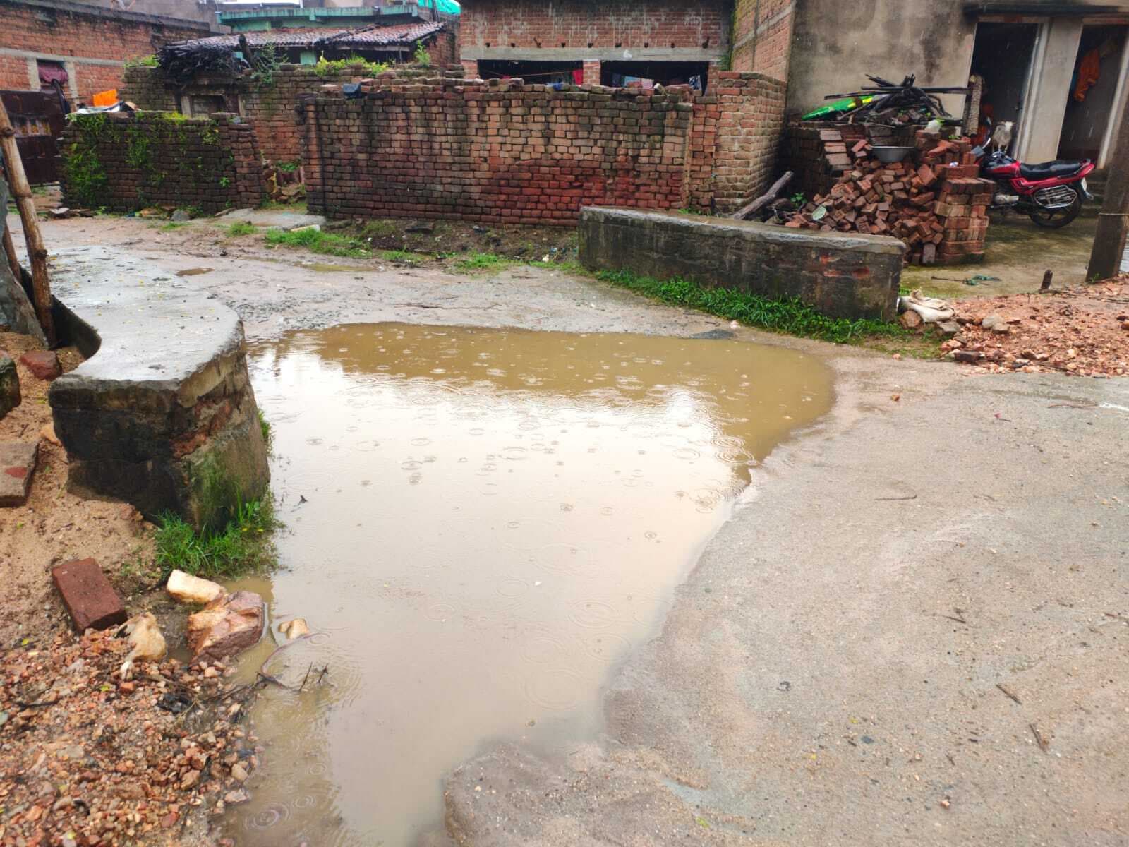 Giridih News: सड़क पर गड्ढों में जलजमाव से राहगीर परेशान