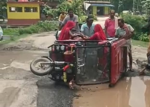 ढांगी में टोटो पलटने से कई लोग घायल