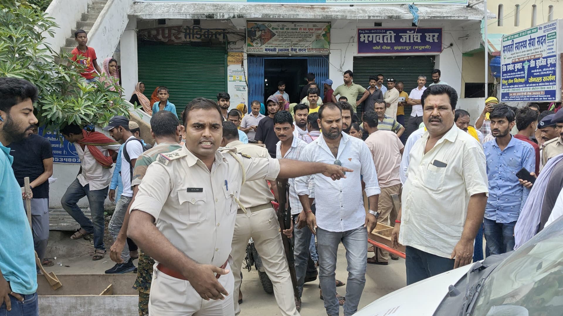 Madhubani News : महिला की मौत पर परिजनों ने निजी नर्सिंग होम में किया हंगामा