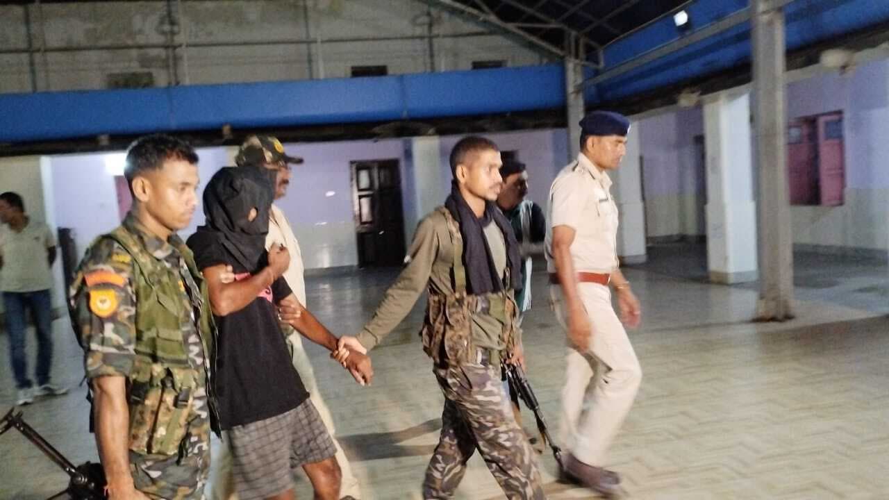 Rourkela News : रेंजड़ा आइइडी ब्लास्ट समेत कई मामलों में संलिप्त नक्सली विशु सिंह गिरफ्तार