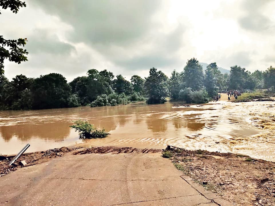 Sundergarh News : पुल पार करते समय पानी में बह गया ट्रेलर, चालक लापता, खलासी को बचाया गया