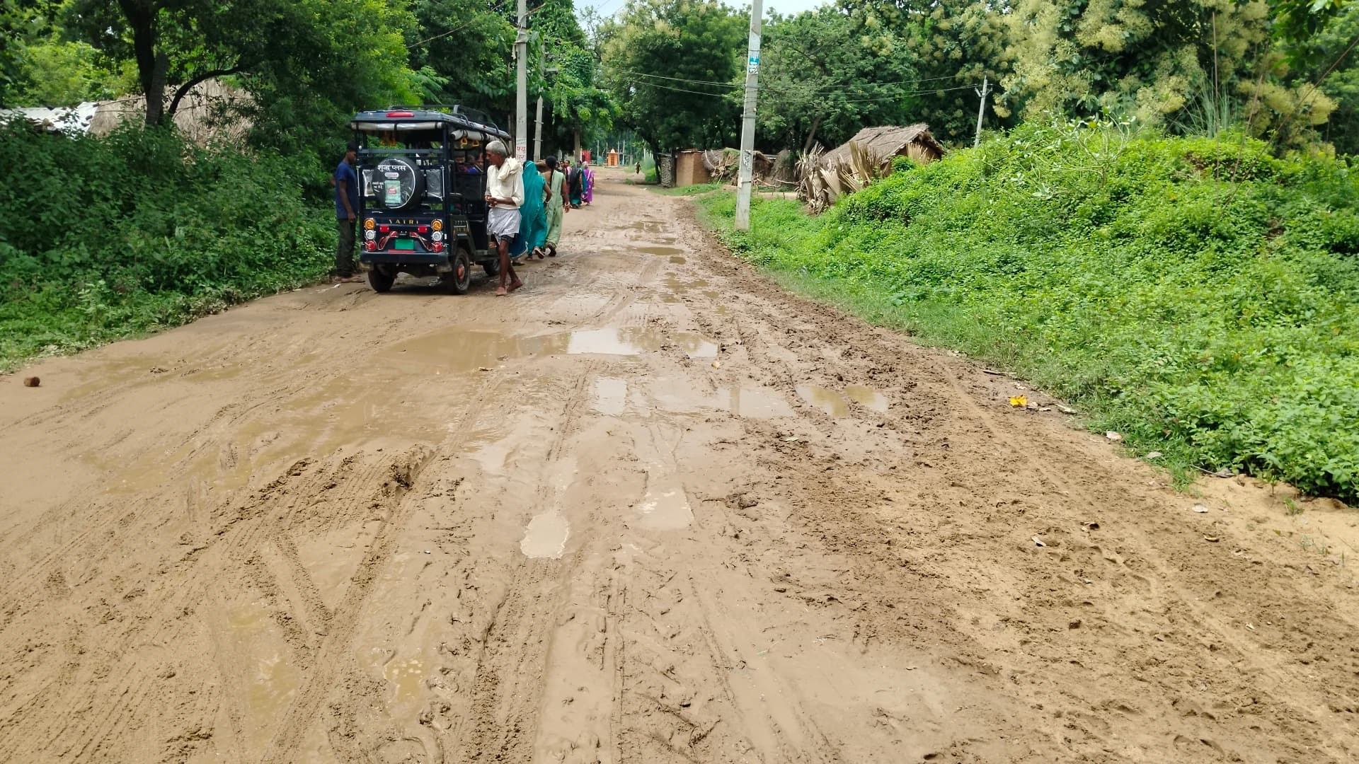काली घाट जाने वाली सड़क पर कीचड़, हो रही असुविधा