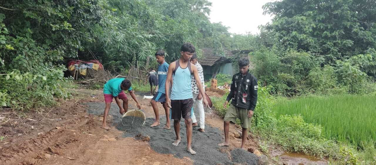 ग्रामीणों ने श्रमदान कर की जर्जर सड़क की मरम्मत