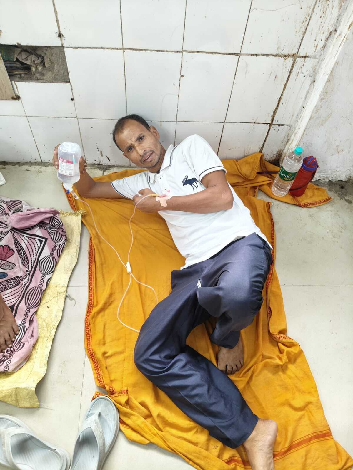 एसकेएमसीएच इमरजेंसी वार्ड की बदहाल व्यवस्था, मरीज फर्श पर इलाज को मजबूर