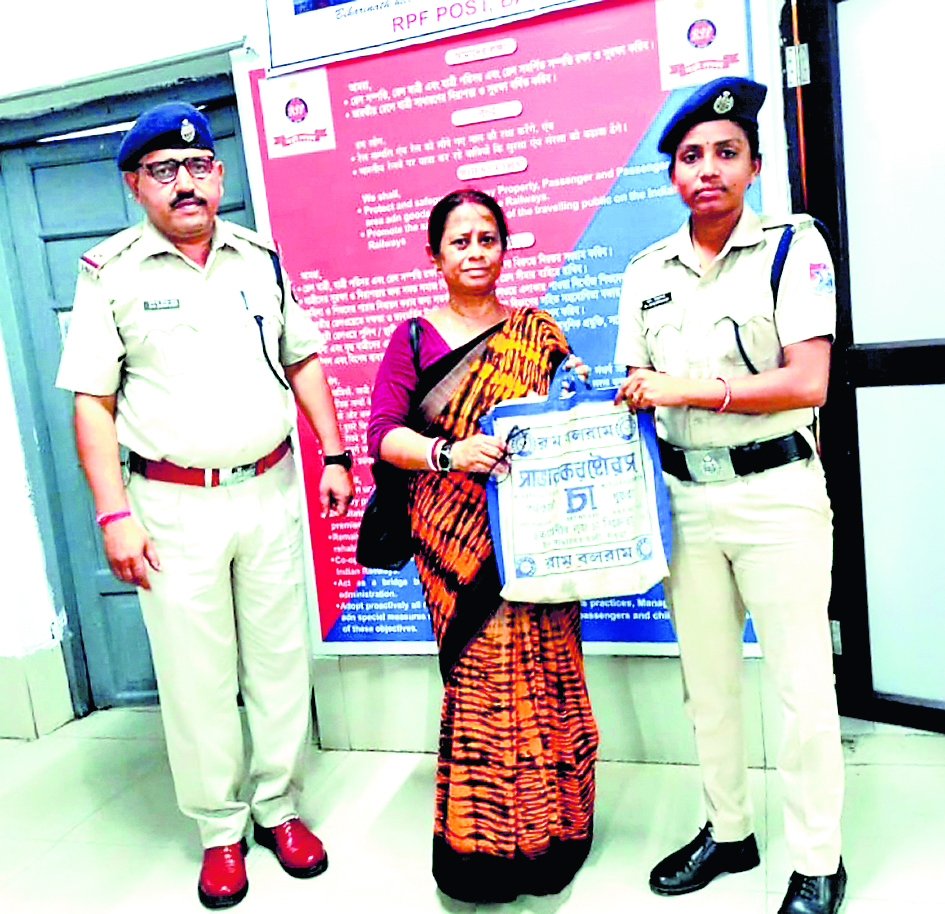 बांकुड़ा : आरपीएफ ने यात्री का खोया बैग वापस लौटाया