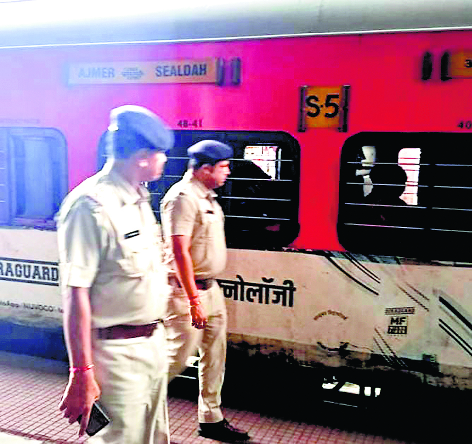 दुर्गापूजा को लेकर आसनसोल स्टेशन पर गहन जांच अभियान