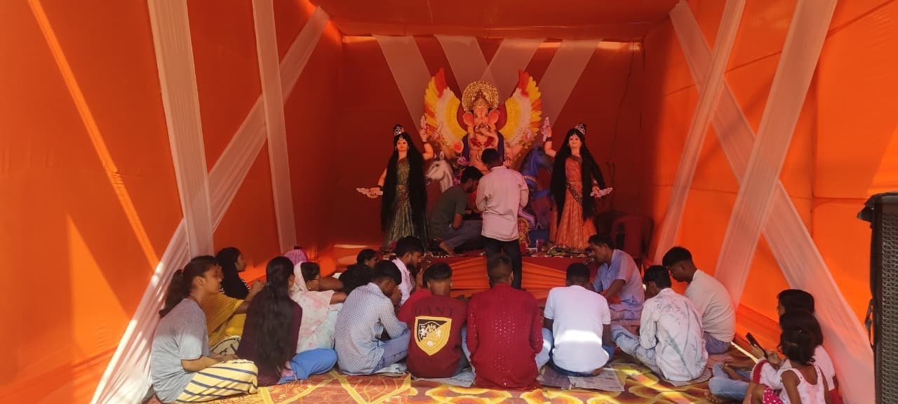 पंडालों में विराजे गजानन, दर्शन के लिए देर रात उमड़ी श्रद्धालुओं की भीड़
