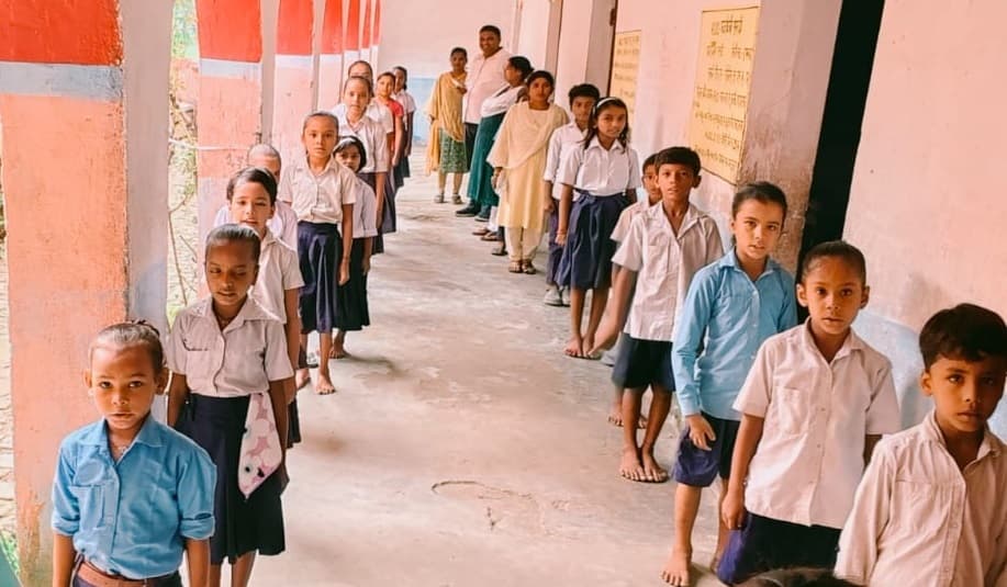 कन्या मवि सहसी अलौली की शिक्षिका के पति ने शिक्षकों के साथ की मारपीट