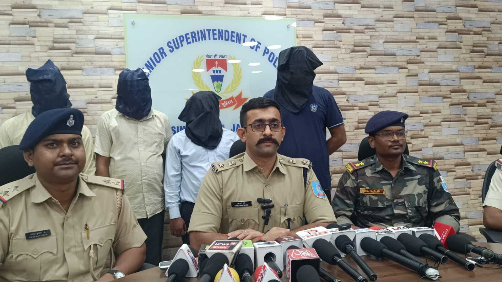 Jamshedpur News : घाटशिला : नौकरी का झांसा देकर ठगी मामले में चार गिरफ्तार, कार्यालय सील, संचालक फरार