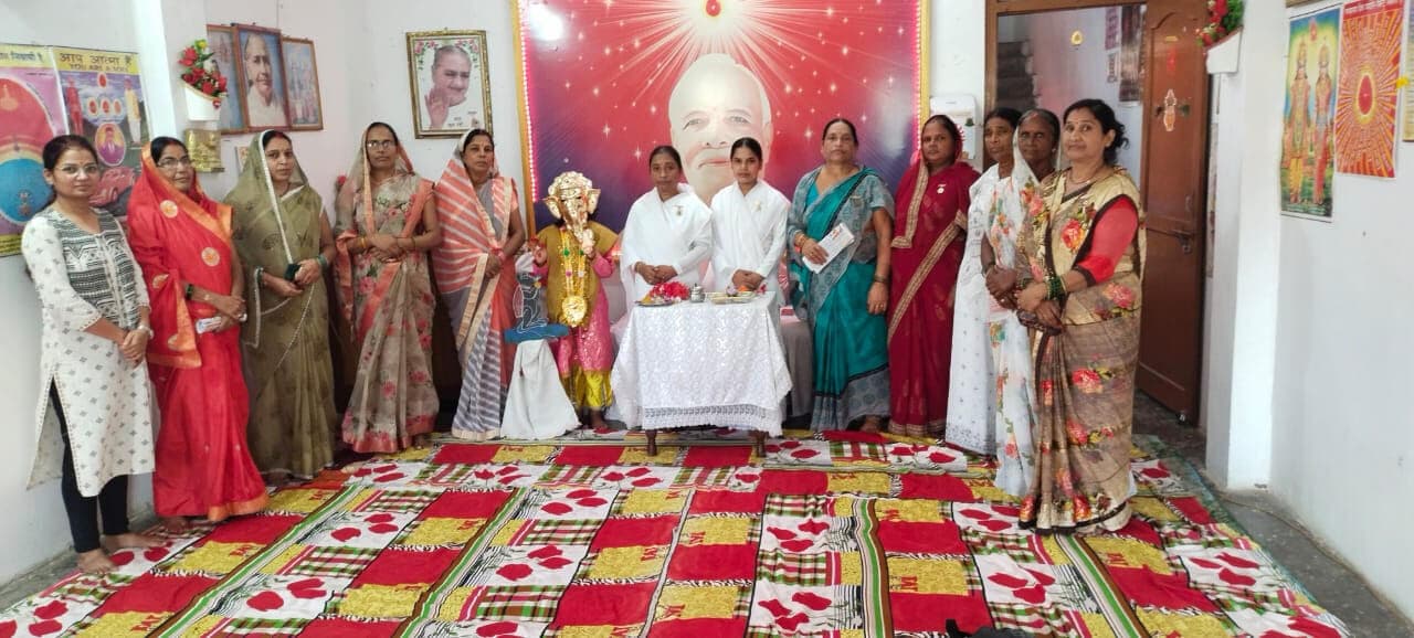 मीरगंज के प्रजापिता ब्रह्माकुमारी ईश्वरीय संस्थान में बहनों ने की गणेश की वंदना