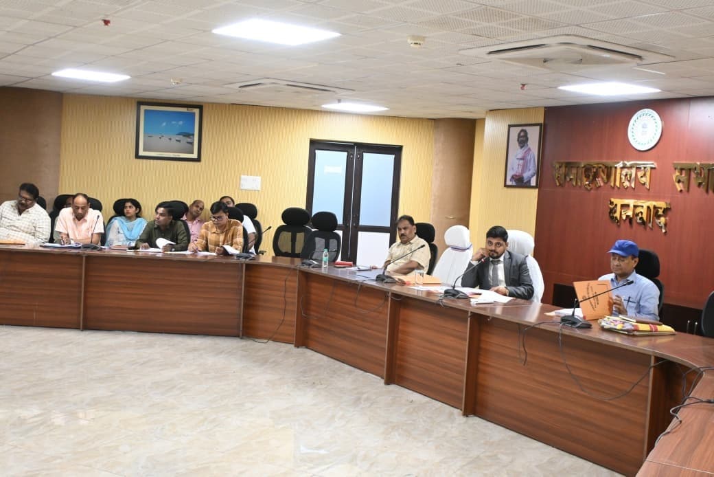 Dhanbad News: योजनाओं के चयन में जन उपयोगिता का ध्यान रखें एजेंसियां : उपायुक्त