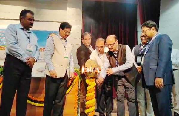 Dhanbad News: खनन उद्योग में इलेक्ट्रिक वाहनों व एआइ के इस्तेमाल पर चर्चा