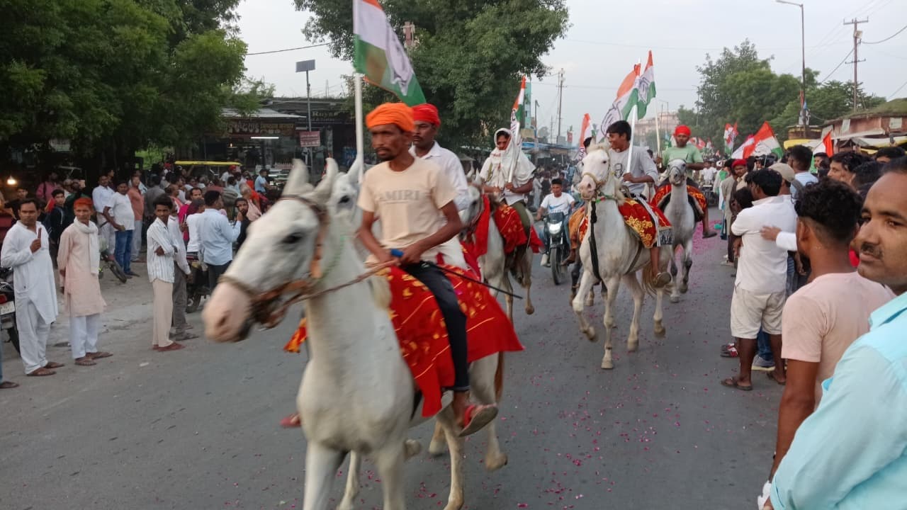 थावे में राहुल गांधी व तेजस्वी का हुआ भव्य स्वागत
