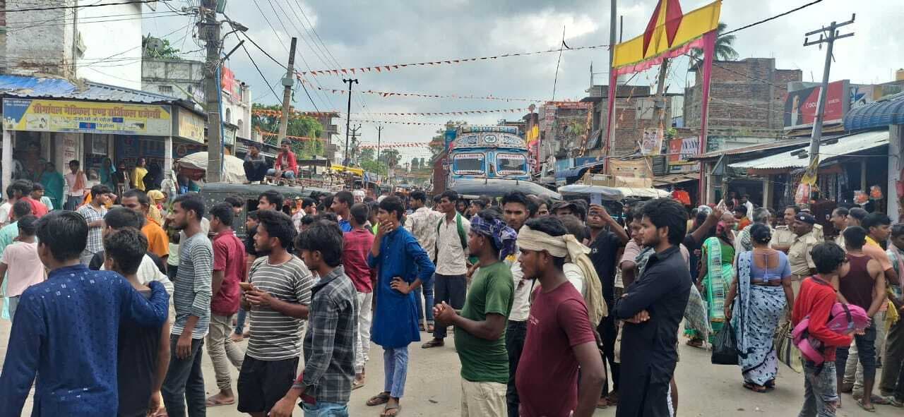 गिरफ्तार सीएसपी संचालक को छोड़ने पर आक्रोशित पीड़ित पक्ष व लोगों ने किया सड़क जाम