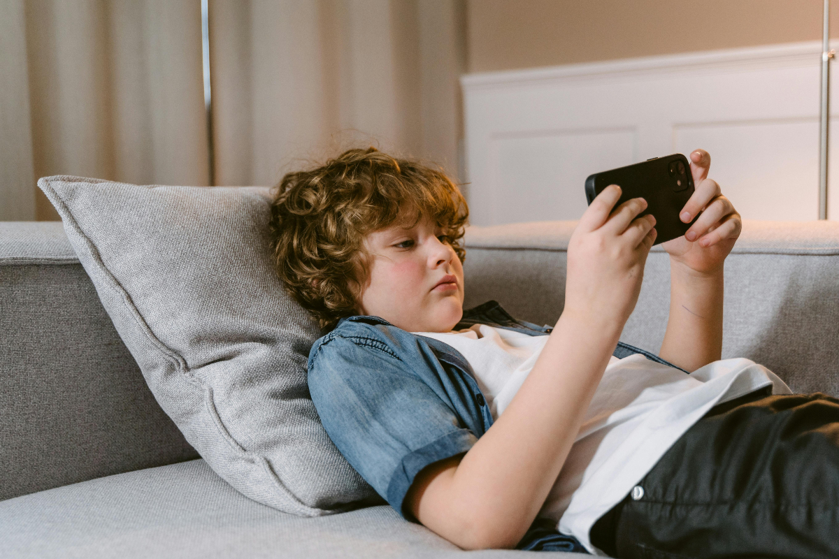 Parenting Tips: स्मार्टफोन और टीवी के साथ चिपका रहता है बच्चा? स्क्रीन टाइम कंट्रोल करने के लिए अपनाएं ये ट्रिक्स