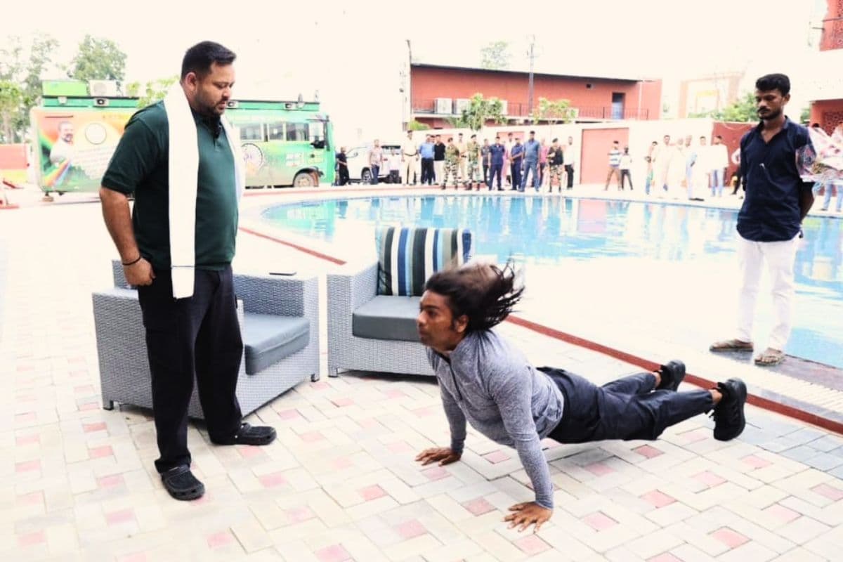 Video: जब Tejashwi Yadav के सामने पुश-अप्स लगाए Bihari Tarzan ‘राजा यादव’, वीडियो हो रहा वायरल