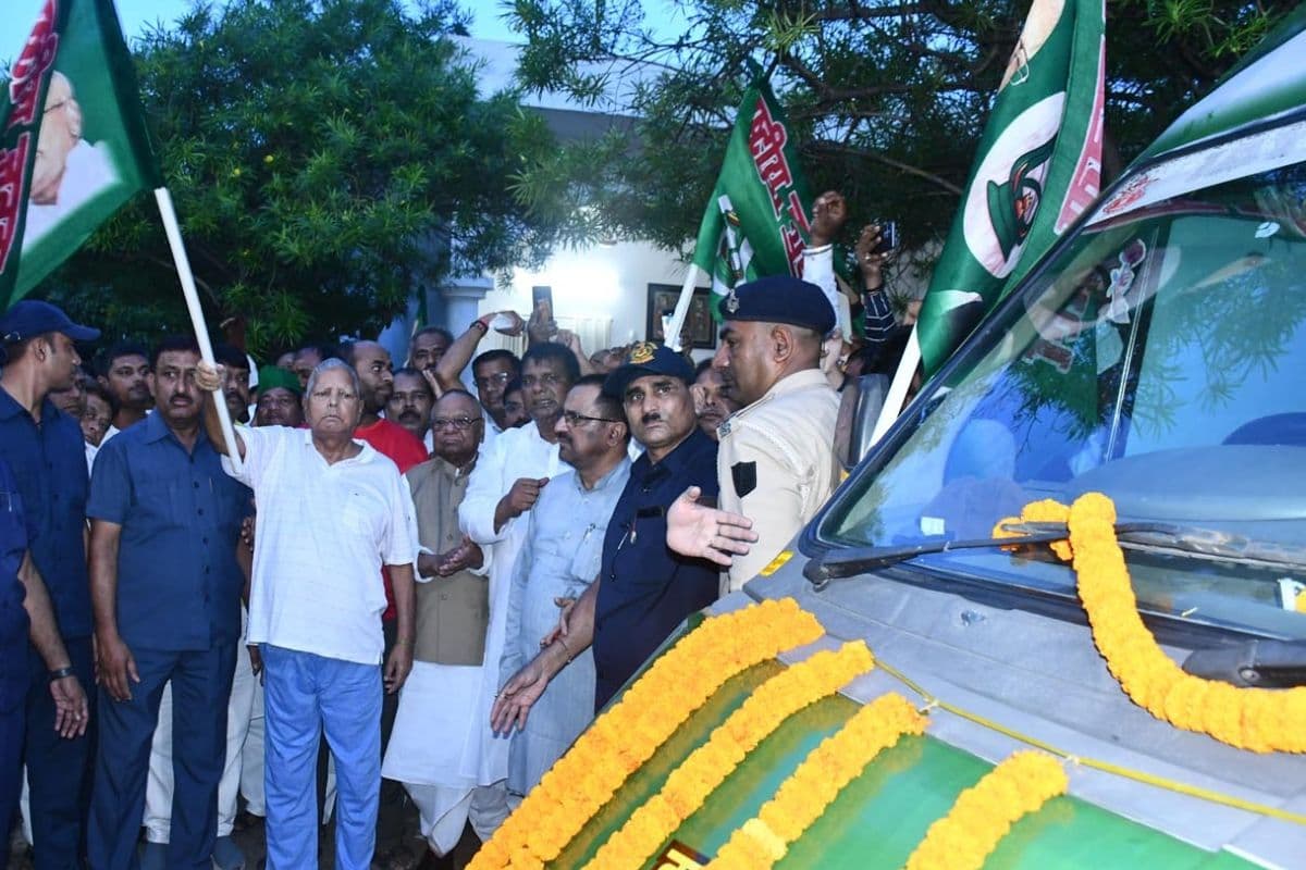 Bihar Election 2025: पटना से निकला ‘मिशन 2025 तेजस्वी संदेश रथ’, लालू यादव ने दिखाई हरी झंडी…