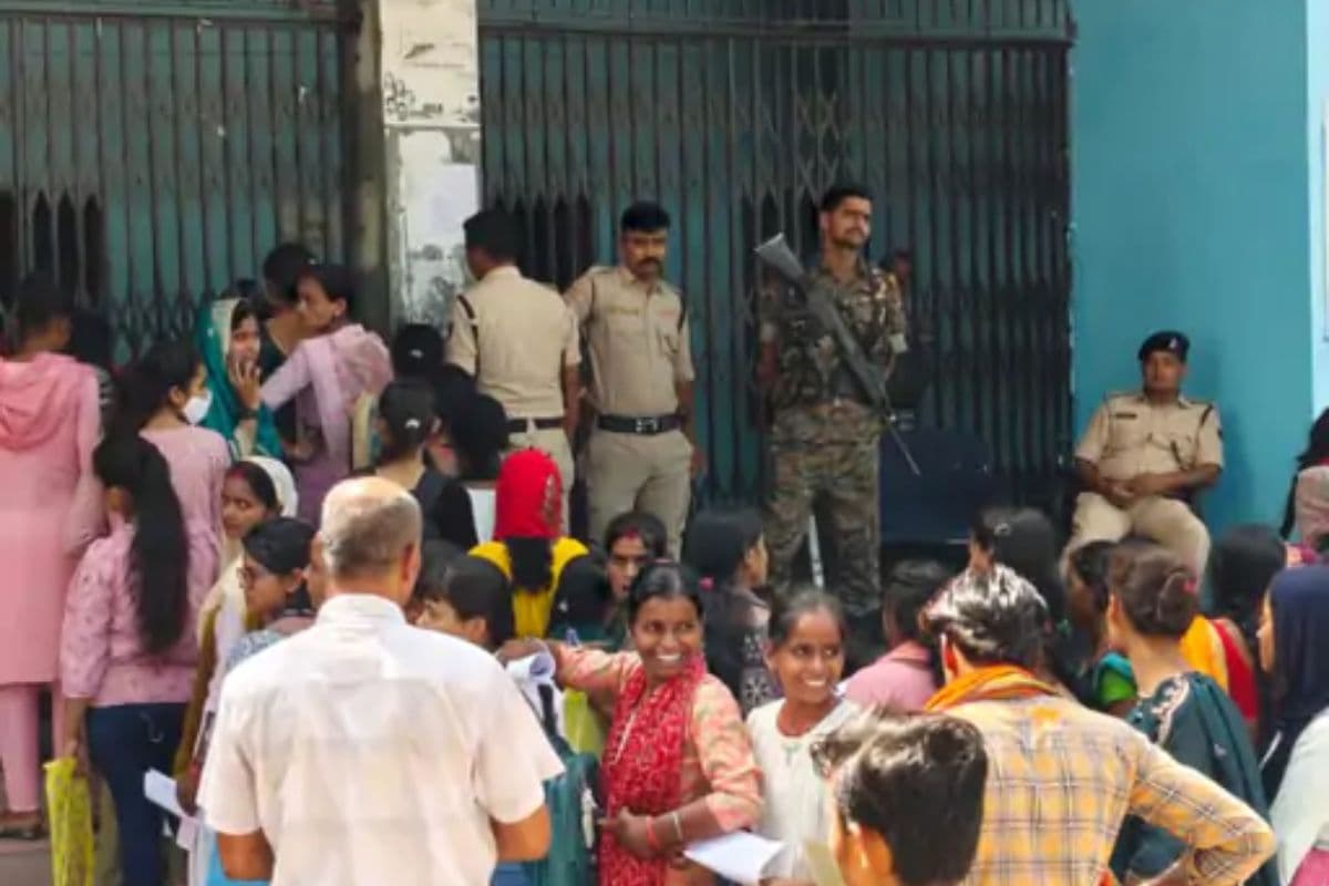 बिहार के इस कॉलेज में चार छात्राओं के साथ कमरे में बंद मिले अधिकारी, हंगामे के बाद अजीबोगरीब वजह आई सामने