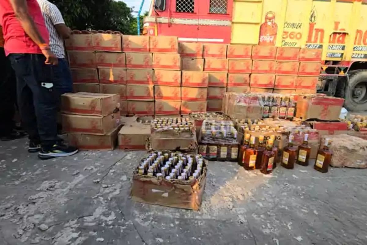 रूई की गांठों में छिपा रखी थी विदेशी शराब, गोपालगंज में ट्रक से 900 कार्टन लीकर के साथ तस्कर गिरफ्तार