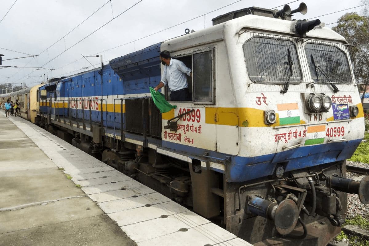 Bihar News two people died after falling from train at two places Bihar News two people died after falling from train at two places