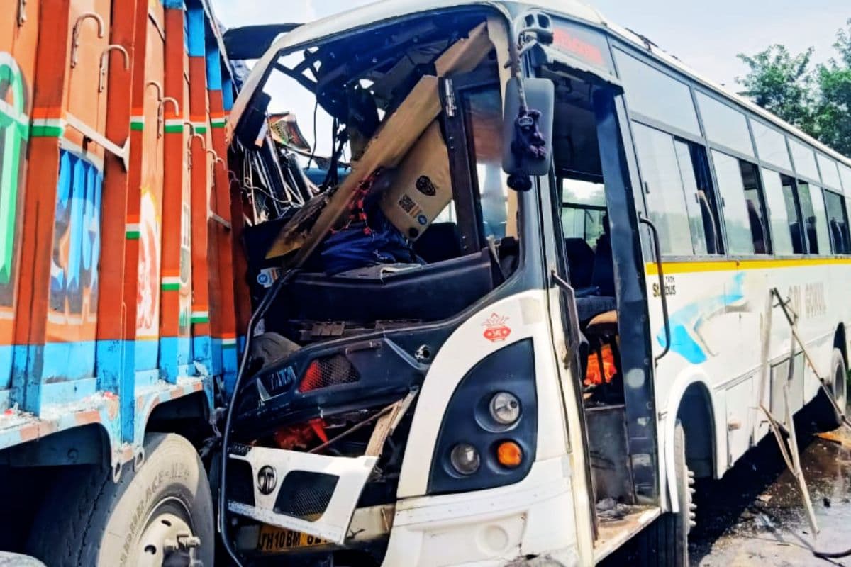 रामगढ़ में बस-ट्रक की आमने-सामने टक्कर के बाद मचा कोहराम, 3 की मौत, 26 घायल