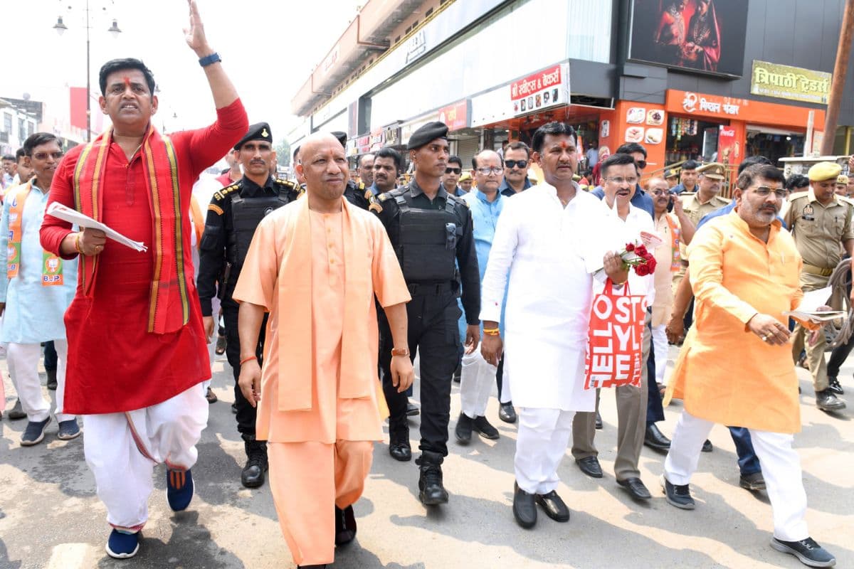 UP News: गोरखपुर में सीएम योगी की पदयात्रा, व्यापारियों-ग्राहकों से किया संवाद, कहा- जीएसटी सुधार से और समृद्ध होगा बाजार