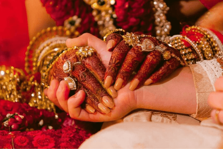 Chanakya Niti: पति-पत्नी के रिश्ते को मजबूत बनाती है ये 4 आदतें