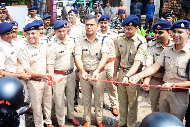 धनबाद पुलिस को मिली 68 नयी पेट्रोलिंग बाइक, एसएसपी ने हरी झंडी दिखाकर किया रवाना
