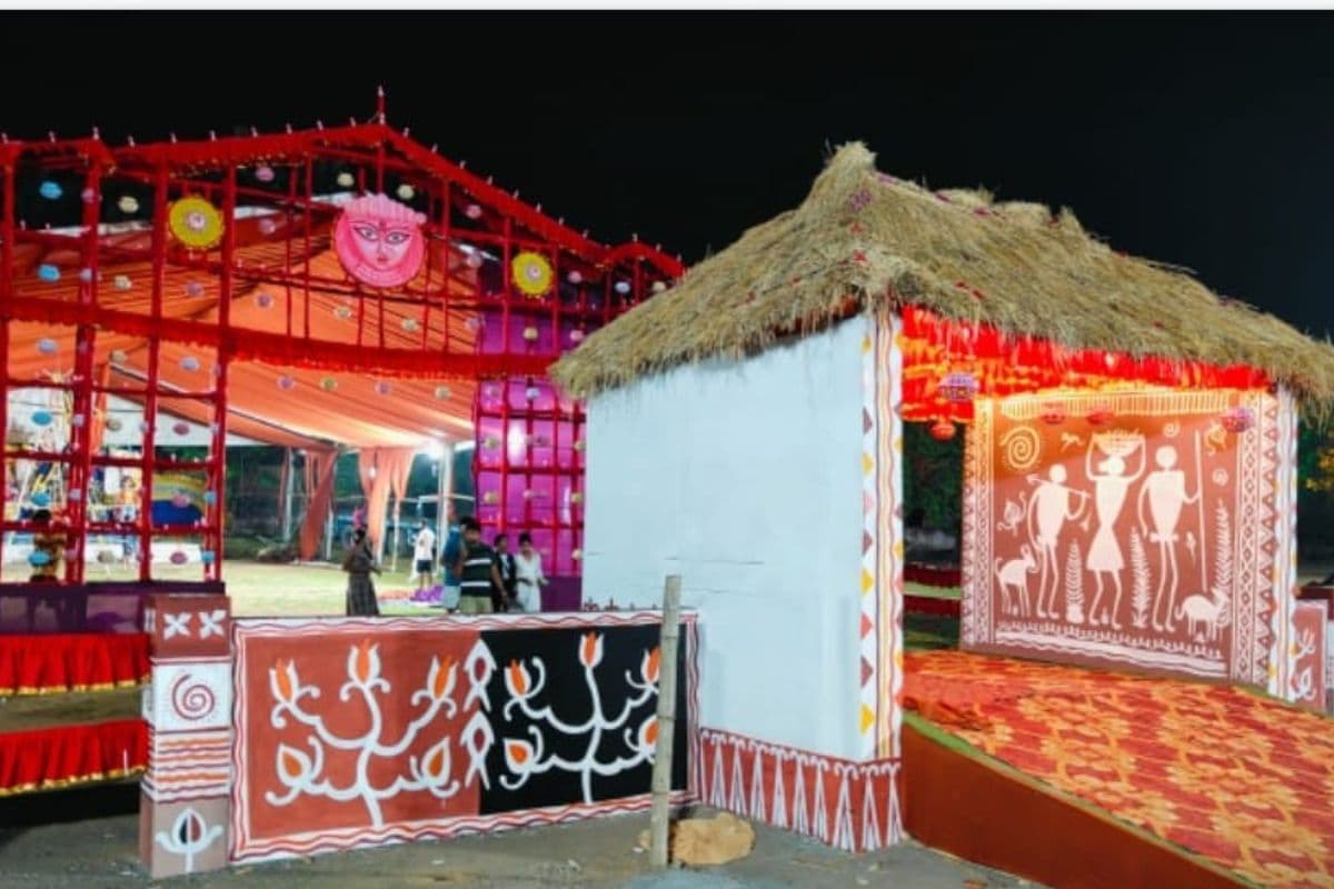 Durga Puja Pandal 2025: जमशेदपुर में बन रहा अनोखा दुर्गा पूजा पंडाल, दिखेगी झारखंड की संस्कृति और लोककला की झलक