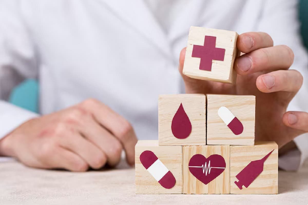 GST Reforms: हेल्थ और लाइफ इंश्योरेंस पर टैक्स खत्म, दवाइयां हुईं सस्ती