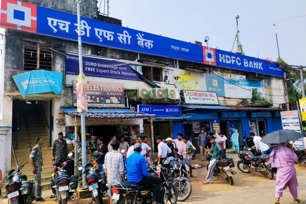HDFC बैंक डकैती मामले में अब तक पुलिस के हाथ खाली, 2 से पूछताछ जारी